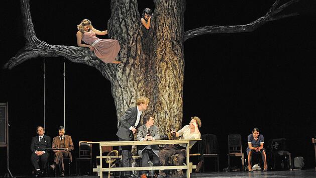 Aus der Leichtigkeit der Jugend w&auml;chst schnell die Schwere der Konsequenz. Szenenbild aus "Was n&uuml;tzt die Liebe in Gedanken".  Foto: Andrea Kremper