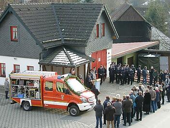 Die Nurner Feuerwehr erhielt ein neues Fahrzeug. Jetzt fand die kirchliche Segnung beim Gerätehaus statt.