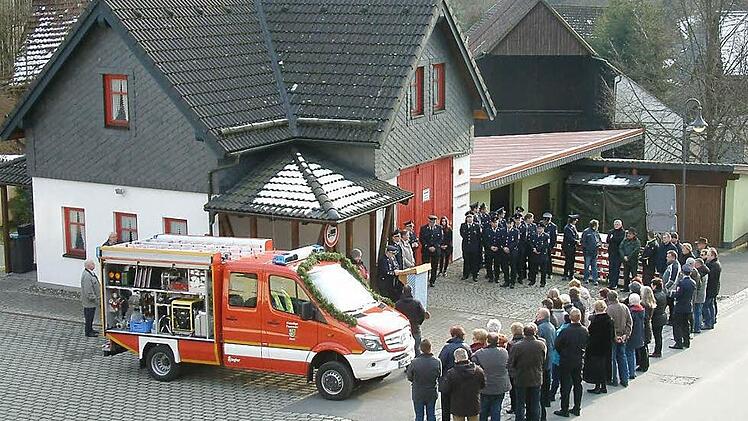Die Nurner Feuerwehr erhielt ein neues Fahrzeug. Jetzt fand die kirchliche Segnung beim Gerätehaus statt.