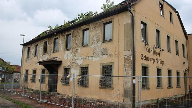 Um die Öffentlichkeit vor herabfallenden Bauteilen zu schützen, hat das Landratsamt nun einen Bauzaun um die Schwarze Pfütze anbringen lassen. Fotos: Heike Beudert