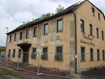 Um die Öffentlichkeit vor herabfallenden Bauteilen zu schützen, hat das Landratsamt nun einen Bauzaun um die Schwarze Pfütze anbringen lassen. Fotos: Heike Beudert