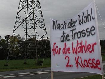 Seit Montag stehen die Hinweisschilder rund um Haig und Haßlach. Foto: Lisa Kieslinger