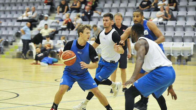 Das 17-j&auml;hrige Aufbautalent Christoph Bauer (mit Ball) machte in der Vorbereitung bereits von sich reden.