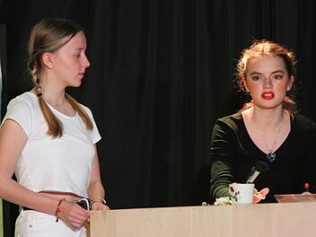Isabella Scharf in der Rolle von Mrs. Nora Halloway (rechts) und Amy Jonsson Beck als Tochter Lizzi