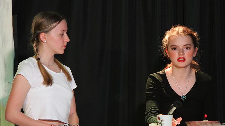 Isabella Scharf in der Rolle von Mrs. Nora Halloway (rechts) und Amy Jonsson Beck als Tochter Lizzi