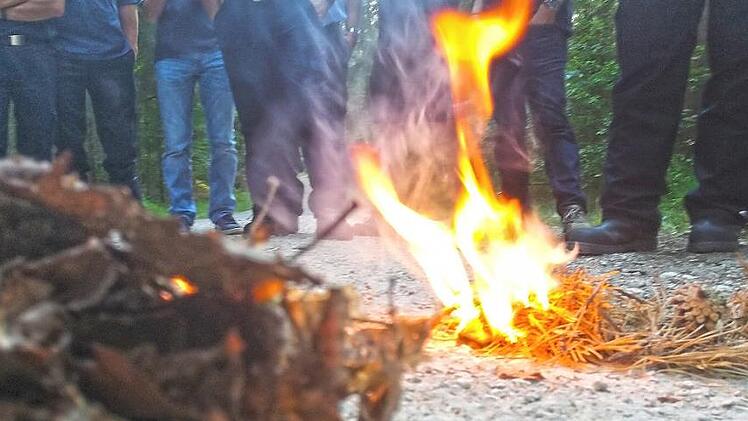 Kleiner Test: Wie schnell brennen Nadel- und Laubboden - im momentanen Zustand?  Foto: Feuerwehr
