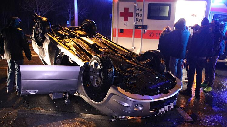Unfall in F&uuml;rth am Freitagabend: Ein Wagen landete nach einem Zusammensto&szlig; auf dem Dach. Foto: NEWS5 / O&szlig;wald