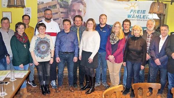 Die Freien Wähler Teuschnitz haben ihre Kandidaten für den Stadtrat und Frank Jakob (siebter von links) als Bürgermeister-Kandidaten nominiert.  Foto: Heike Schülein