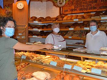 In der Bäckerei in Winkels duftet es stets nach frisch Gebackenem. Unser Bild zeigt (hinter der Theke) Bäckereifachverkäuferin Anita Keul mit einer Kundin (vorn) und Heribert Hedrich, den stellvertretenden Obermeister der Bäckerinnung Bad Kissingen/Rhön-Grabfeld. Foto: Isolde Krapf
