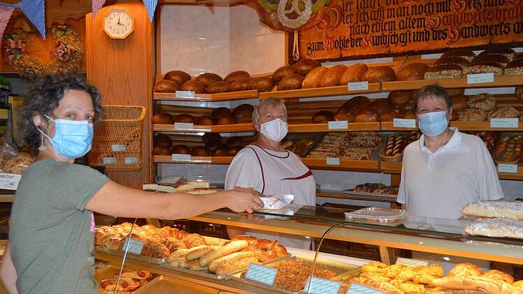 In der Bäckerei in Winkels duftet es stets nach frisch Gebackenem. Unser Bild zeigt (hinter der Theke) Bäckereifachverkäuferin Anita Keul mit einer Kundin (vorn) und Heribert Hedrich, den stellvertretenden Obermeister der Bäckerinnung Bad Kissingen/Rhön-Grabfeld. Foto: Isolde Krapf