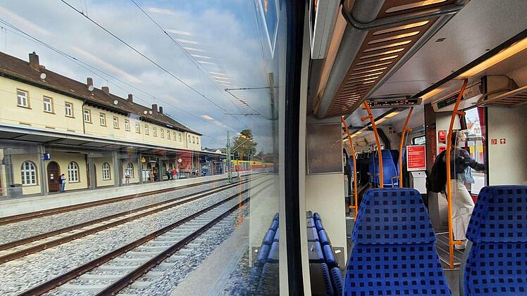 Eine kritischer Blick auf den Zugverkehr im Landkreis Forchheim. Foto: Ronald Heck