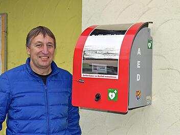 Bürgermeister Rainer Morper am neuen Defi-Standort.  Foto: Andreas Lomb