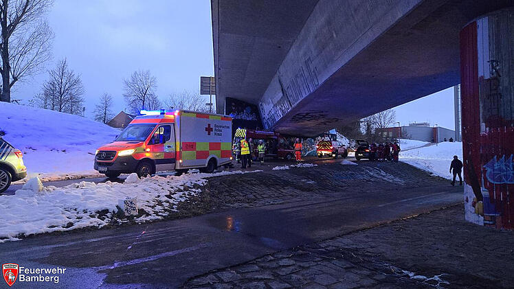 W&auml;hrend Feuer in Bamberger Wohnhaus: Mann aus Main-Donau-Kanal gerettet