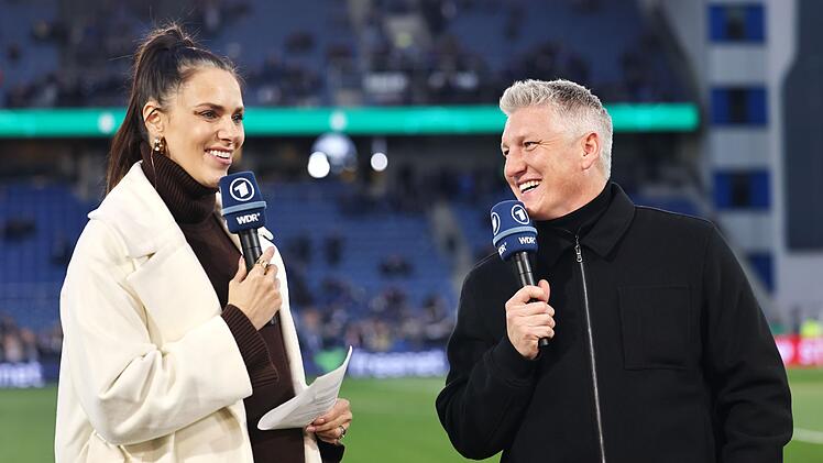 Esther Sedlaczek und Bastian Schweinsteiger, hier 2025 bei einem Pokalspiel, bilden auch bei der WM das ARD-Gespann.