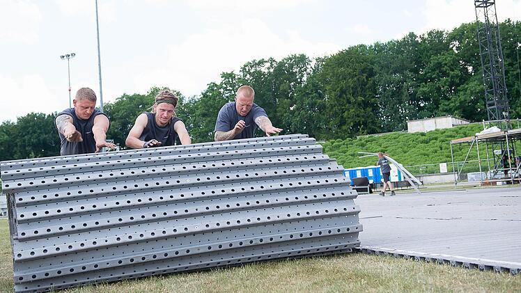 Insgesamt helfen schon vor Beginn des Festivals fast 500 Menschen beim Aufbau.
