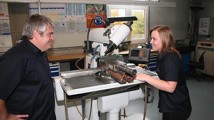 "Azubiene" Theresa Simon und ihr Ausbildungsleiter Horst Hopfengärtner.