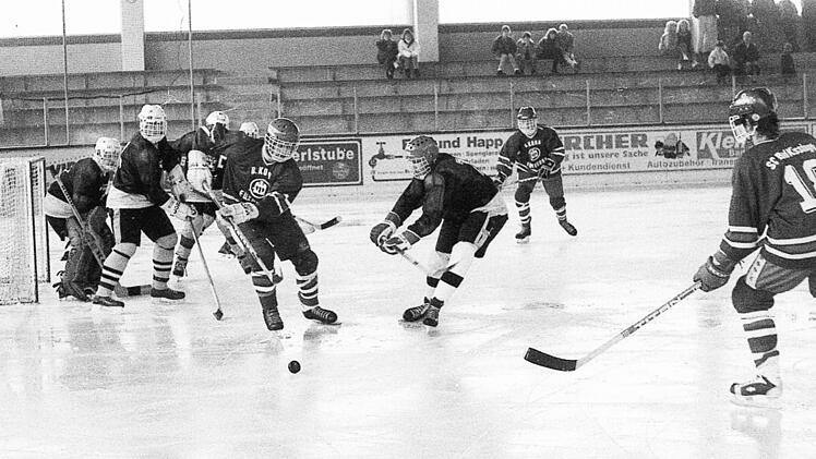 Szene vor dem Bayreuther Tor beim zweiten Spiel (erstes Spiel: 7:6 f&uuml;r Bayreuth) der Bad Kissinger SC-Cracks, das die Jungen mit 5:4 gewinnen.
