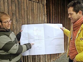 Planer Jörg Wetterich (links) erläutert Vorsitzendem Hergen Vollert den Plan für die Erweiterung der Halle am Sportplatz.  Fotos: Stefan Geiger