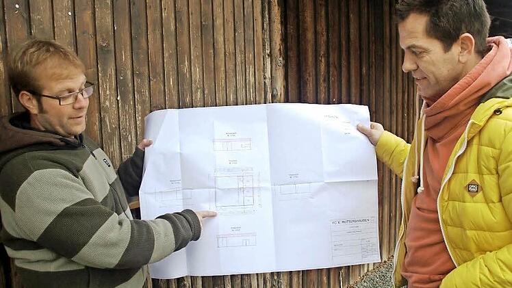 Planer Jörg Wetterich (links) erläutert Vorsitzendem Hergen Vollert den Plan für die Erweiterung der Halle am Sportplatz.  Fotos: Stefan Geiger