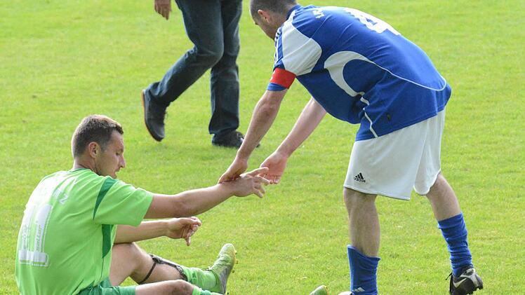 Nach dem Spiel sind die harten Zweikämpfe vergessen: Robbie O'Sullivan vom FC 06 (rechts) und Andrzej Sadowski.