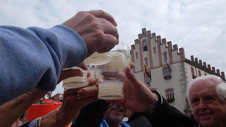 Typisches Getränk auf dem Hammelburger Herbstmarkt: Federweißer. Foto: Gerd Schaar