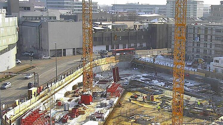 Die Baustelle des neuen Landratsamtes in der Erlanger Innenstadt liegt voll im Zeit- und Kostenplan. Die beiden Tiefgaragen-Geschosse sind bald fertig. 2018 soll der 40-Millionen-Neubau bezogen werden. Über die Webcam des Landratsamtes kann der Baufortgang verfolgt werden.  Foto: Landratsamt