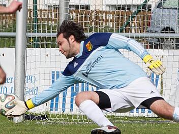 Tobias Mayer ist beim Kreisligisten VfR Johannisthal nicht nur als Torhüter gefordert (und ein sicherer Rückhalt), sondern seit September 2015 auch als Spielertrainer. Foto: Heinrich Weiß