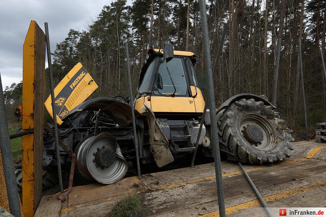 Golf kollidiert mit Traktor: 49-Jährige schwer verletzt