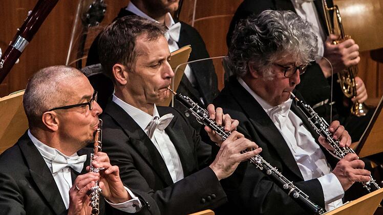 Unter Leitung seines neuen Ersten Kapellmeisters Johannes Braun beeindruckte das Philharmonische Orchester des Landestheater beim Konzert im Kongresshaus.Foto: Jochen Berger
