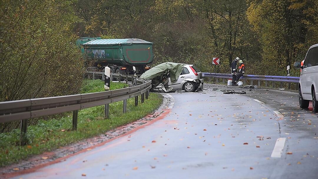 Helmstadt: Auto schleudert in Lastwagen - Fahrerin stirbt