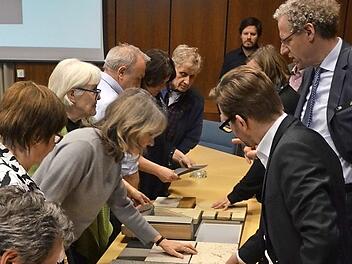 Die Materialproben wurden aufmerksam begutachtet.