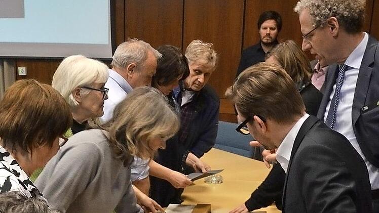 Die Materialproben wurden aufmerksam begutachtet.