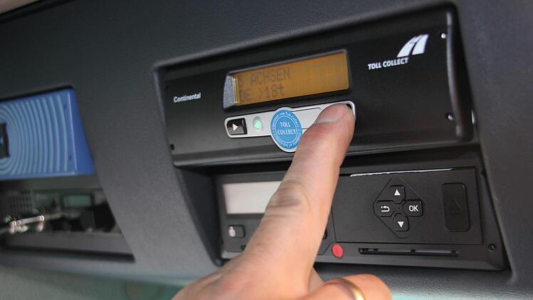 Die Mautgeräte sind in den  Lkw der Spedition Lenker wegen der Autobahnfahrten  bereits eingebaut. Nur noch die Achsenzahl muss  eingegeben werden.  Foto: Andreas Schmitt