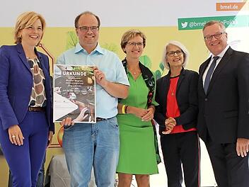 Vom Wissen zum Handeln (v.&nbsp;l.): Julia Kl&ouml;ckner (Bundesministerin), Michael Wagner (Diakonie Bamberg-Forchheim), Margareta B&uuml;ning-Fesel (Bundeszentrum f&uuml;r Ern&auml;hrung), Ines Heidl (Ern&auml;hrungswissenschaftlerin und Jury-Mitglied), Hanns-Christoph Eiden (Pr&auml;sident Bundesanstalt f&uuml;r Landwirtschaft und Ern&auml;hrung)  Foto: BLE