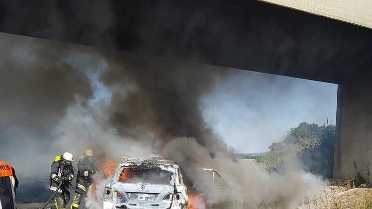 Genau unter der Brücke brannte das Auto aus.  Foto: News5/Ferdinand Merzbach