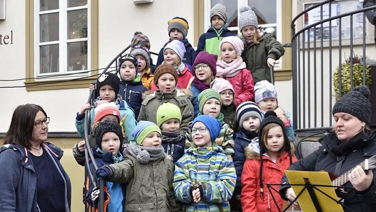 Die Kinder der   Kindertagesstätte "Die Arche" sangen zu Beginn des Weihnachtsmarkts drei Lieder.