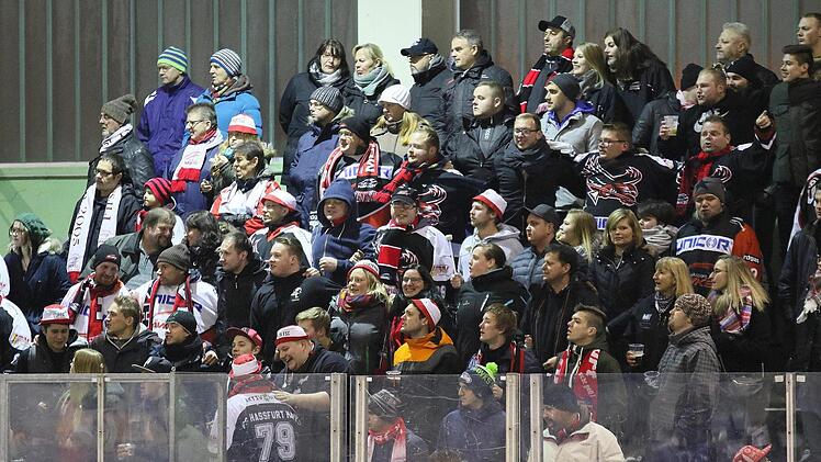 Solch ein Bild mit dicht zusammenstehenden ESC-Fans wird es voraussichtlich längere Zeit nicht mehr geben. Auch bei den beiden Vorbereitungsderbys zwischen den Haßfurter "Hawks" und den Schweinfurter "Mighty Dogs", die am Wochenende ausgetragen werden sollen, wobei in Haßfurt lediglich 200 Zuschauer kommen dürfen und die Partie seit Donnerstagabend offiziell "ausverkauft" ist. Zuschauerregeln beziehungsweise Verhaltensmaßnahmen werden auf Facebook, Instagram und auf der Homepage veröffentlich...