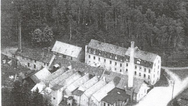 Die Benda-Werke in der Grundm&uuml;hle auf einem fr&uuml;hen Foto von  1904. Vorne die Produktionsst&auml;tte mit den zwei Kesselh&auml;usern f&uuml;r die dampfbetriebenen H&auml;mmer (Schl&ouml;te), im Hintergrund die Wohnblocks f&uuml;r die Belegschaft. Foto: Gemeindearchiv Marktschorgast
