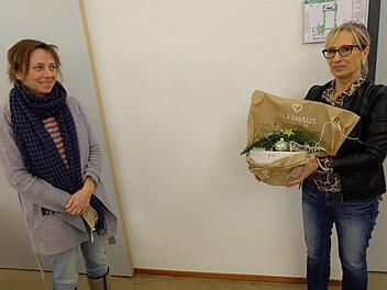 Melanie Alsdorf (links) wurde aus dem  Gemeinderat mit einem Präsentkorb verabschiedet. Foto: Philipp Bauernschubert
