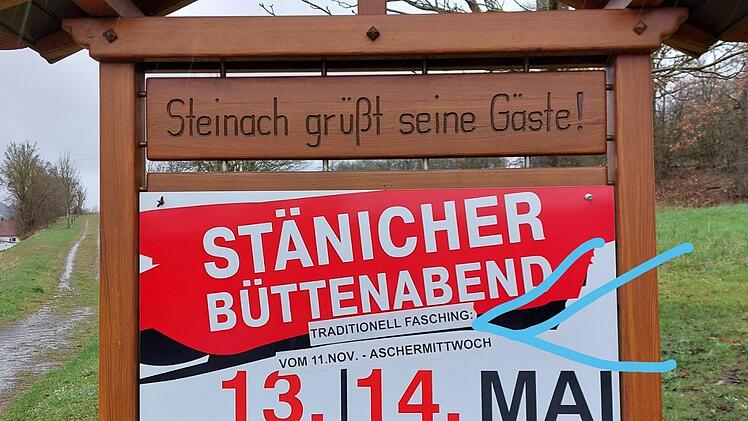 Nicht jedem Steinacher gefällt die Verlegung des Faschings in den Mai, wie dieses überklebte Ortseingangsschild zeigt.