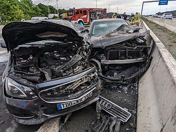 Nur noch Schrott waren diese beiden Autos nach der Massenkarambolage bei Streitau.