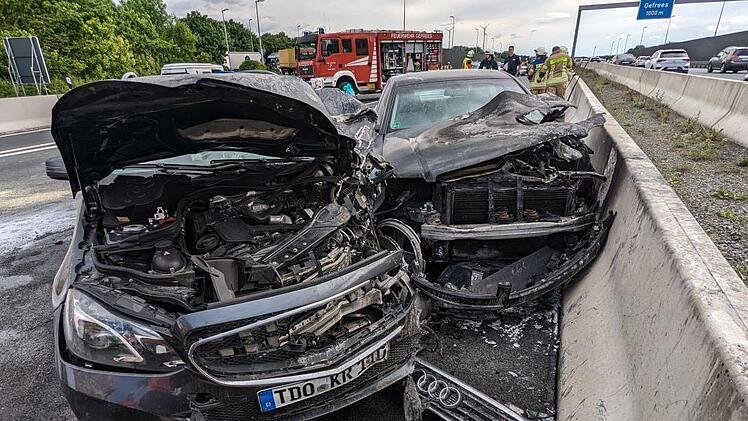 Nur noch Schrott waren diese beiden Autos nach der Massenkarambolage bei Streitau.