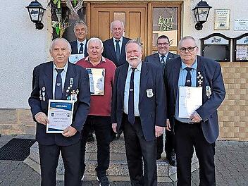 Die Ehrung (v. l.): Ehrenvorsitzender Norbert Wiemann, Rainer Pfeufer, Alfons Schmidt, Stefan Stöhr, Vorsitzender Klaus Jungblut, Kreisvorsitzender Roland Schäfer und Reinhold Klaus.