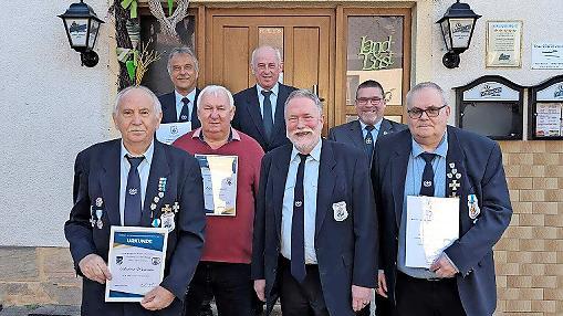 Die Ehrung (v. l.): Ehrenvorsitzender Norbert Wiemann, Rainer Pfeufer, Alfons Schmidt, Stefan Stöhr, Vorsitzender Klaus Jungblut, Kreisvorsitzender Roland Schäfer und Reinhold Klaus.