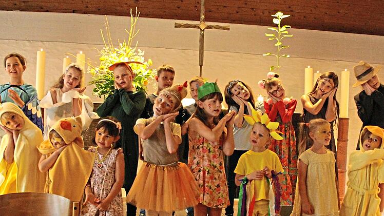 Der Kinderchor der Christuskirche f&uuml;hrte im Familiengottesdienst ein Singspiel zum bekannten Lied &bdquo;Geh aus, mein Herz, und suche Freud&ldquo; auf.Norbert Bechstein