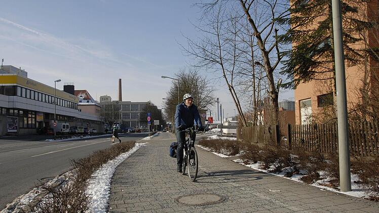 Vom Bahnhof zum Bahnübergang gibt es einen Radweg, der in beide Richtungen nutzbar ist. Davor und danach muss der Radfahrer sehen, wo er bleibt.