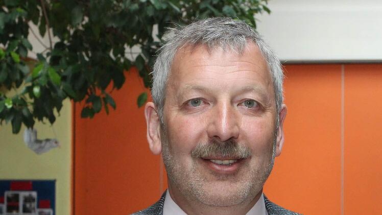 Josef Brunner, Bürgermeister: "Es ist üblich, wichtige Dinge nach wichtigen Personen zu benennen, wie in diesem Fall unsere Grundschule. Ein personifizierter Name sorgt auch für eine stärkere Identifizierung mit der Schule, deshalb bin ich für Anna B. Eckstein-Grundschule Meeder."