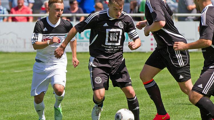 Verfolgt von David Daumann (links) treibt Kirchenlaibachs Kapitän Fabian Sendelbeck den Ball im Mittelfeld nach vorne.