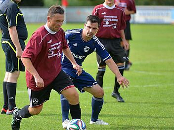 Spielertrainer Matthias Kaminski (am Ball) führte den FC Niederlindach zu einem sehenswerten Saisonstart. Foto: Hollfelder
