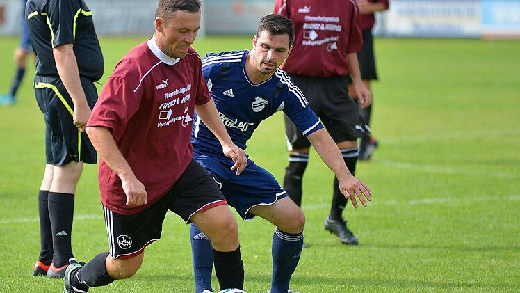 Spielertrainer Matthias Kaminski (am Ball) führte den FC Niederlindach zu einem sehenswerten Saisonstart. Foto: Hollfelder